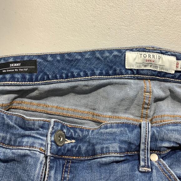 Torrid Light Wash Skinny Jeans Women’s 20 – First at Fit, Curvy Stretch Denim - Picture 3 of 8